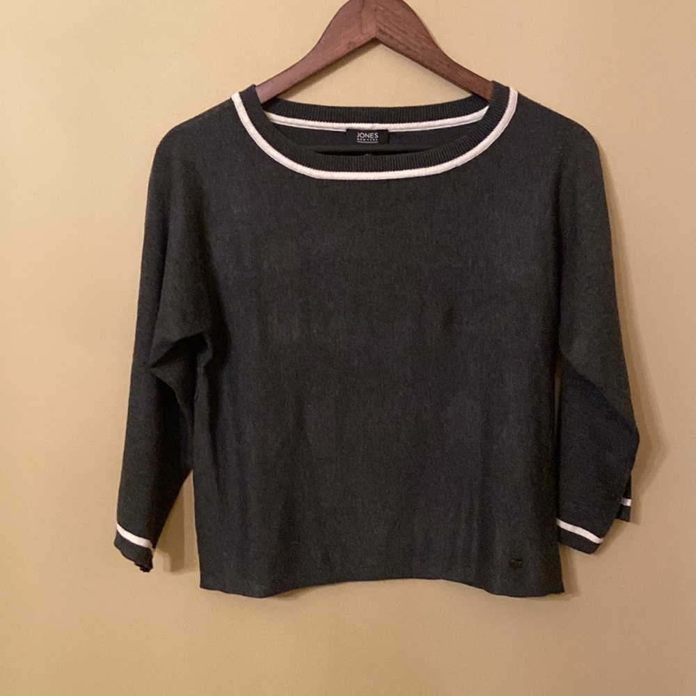 Fabulous Sweater With Great Detail Look in Grey by Jones Mew York.